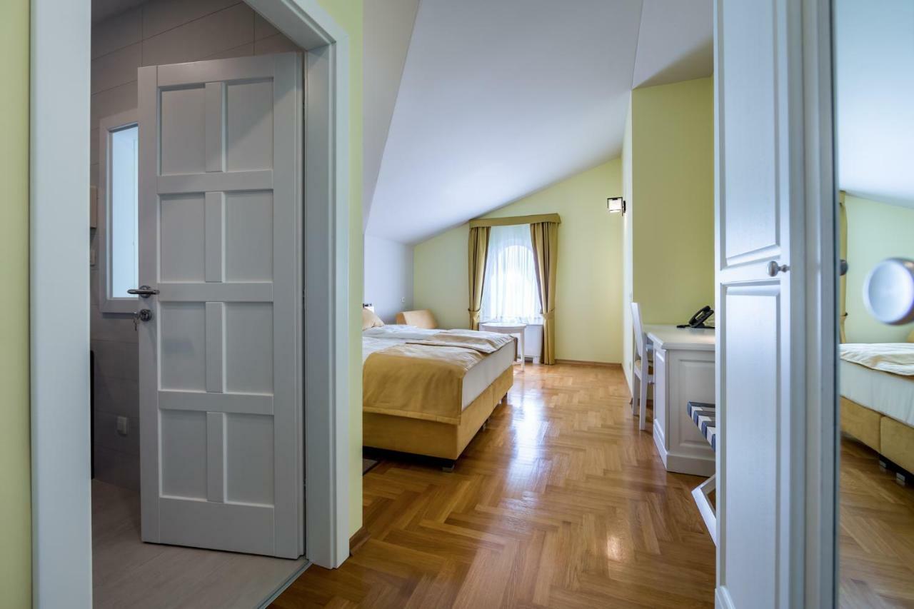 Hotel Domino Opatija Bagian luar foto